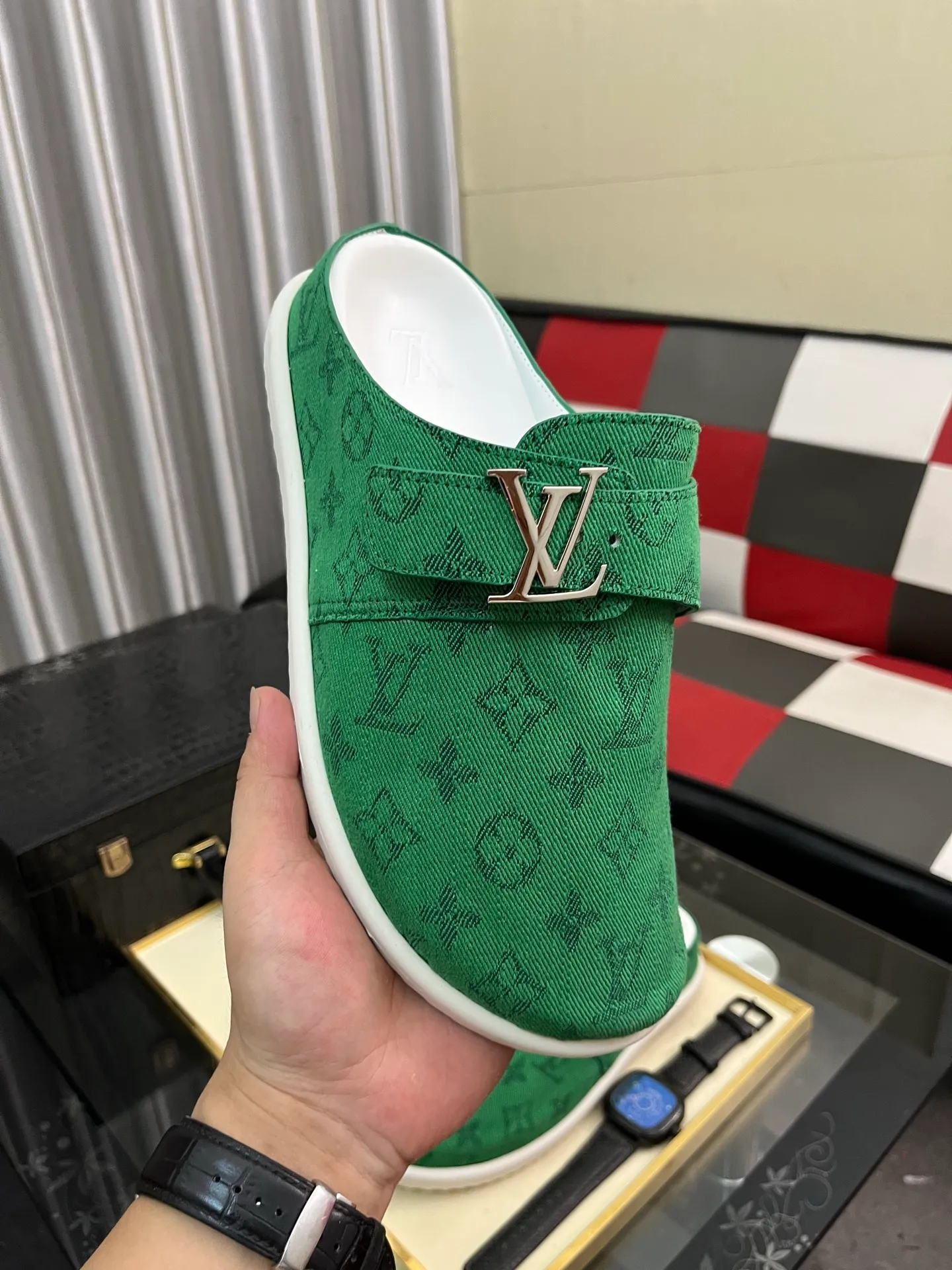 Men's shoes 💰380⌚️⌚️2025 new men's casual sandals and slippers, made of suede cow leather, with Monogram pattern to highlight the trendy style. Adjustable straps illuminated with LV letters, while a resilient insole and micro outsole provide lightweight comfort. Made of suede cow leather with embossed Monogram pattern and brand element metal hardware✅Adjustable straps➕Tough insole‼ ️Micro outsole. Comfortable and easy to wear‼ ️size: 38-443️⃣Colors available